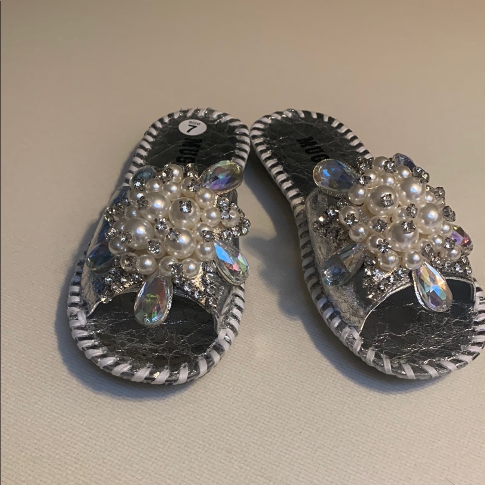 MUGUAN Glittery Silver Pearl Embellished Slides